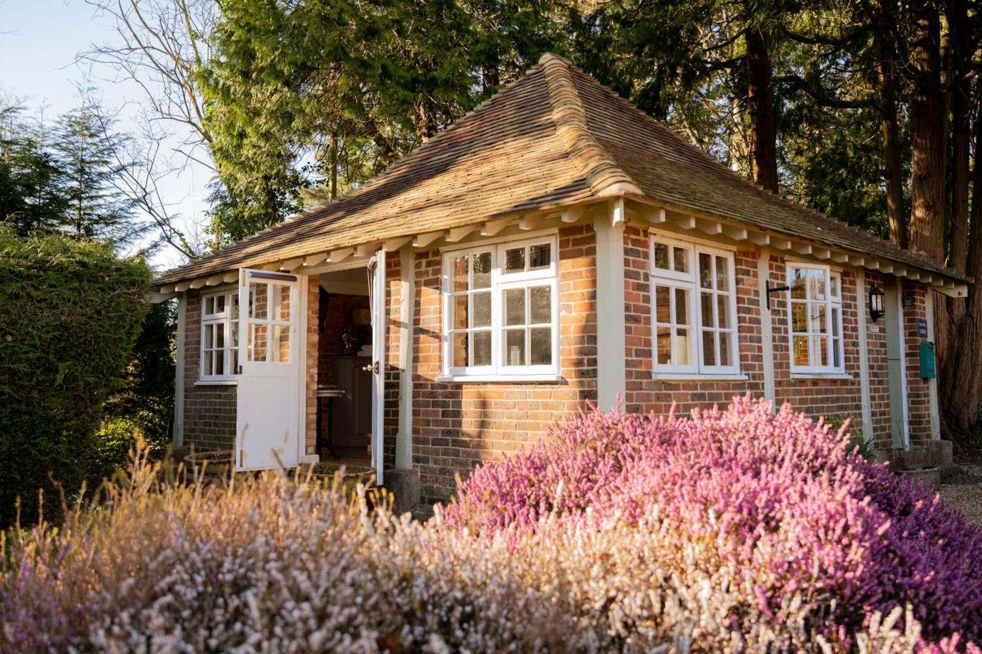 Old Mill Lodge By Huluki Sussex Stays Hurstpierpoint Ngoại thất bức ảnh