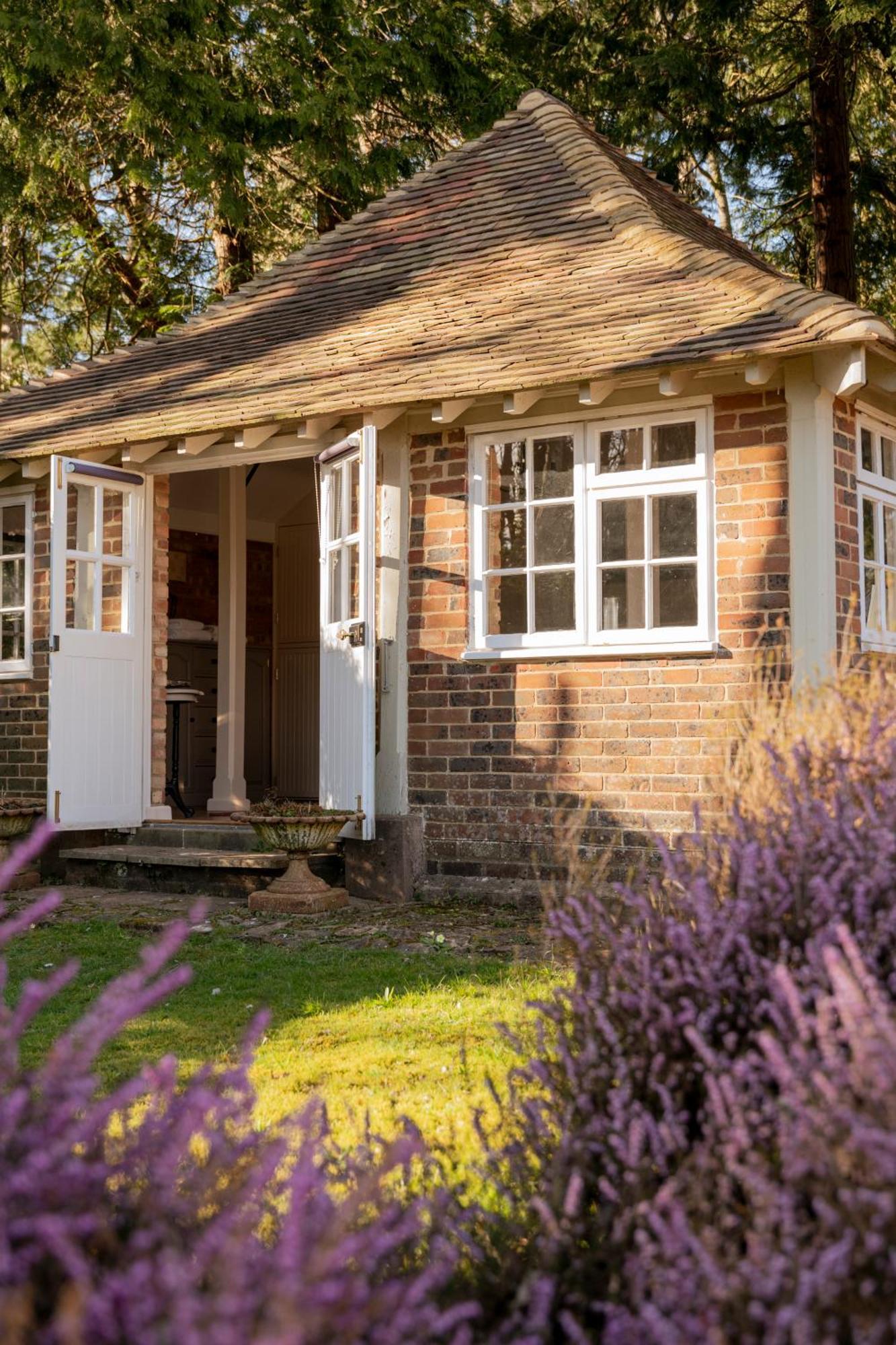 Old Mill Lodge By Huluki Sussex Stays Hurstpierpoint Ngoại thất bức ảnh