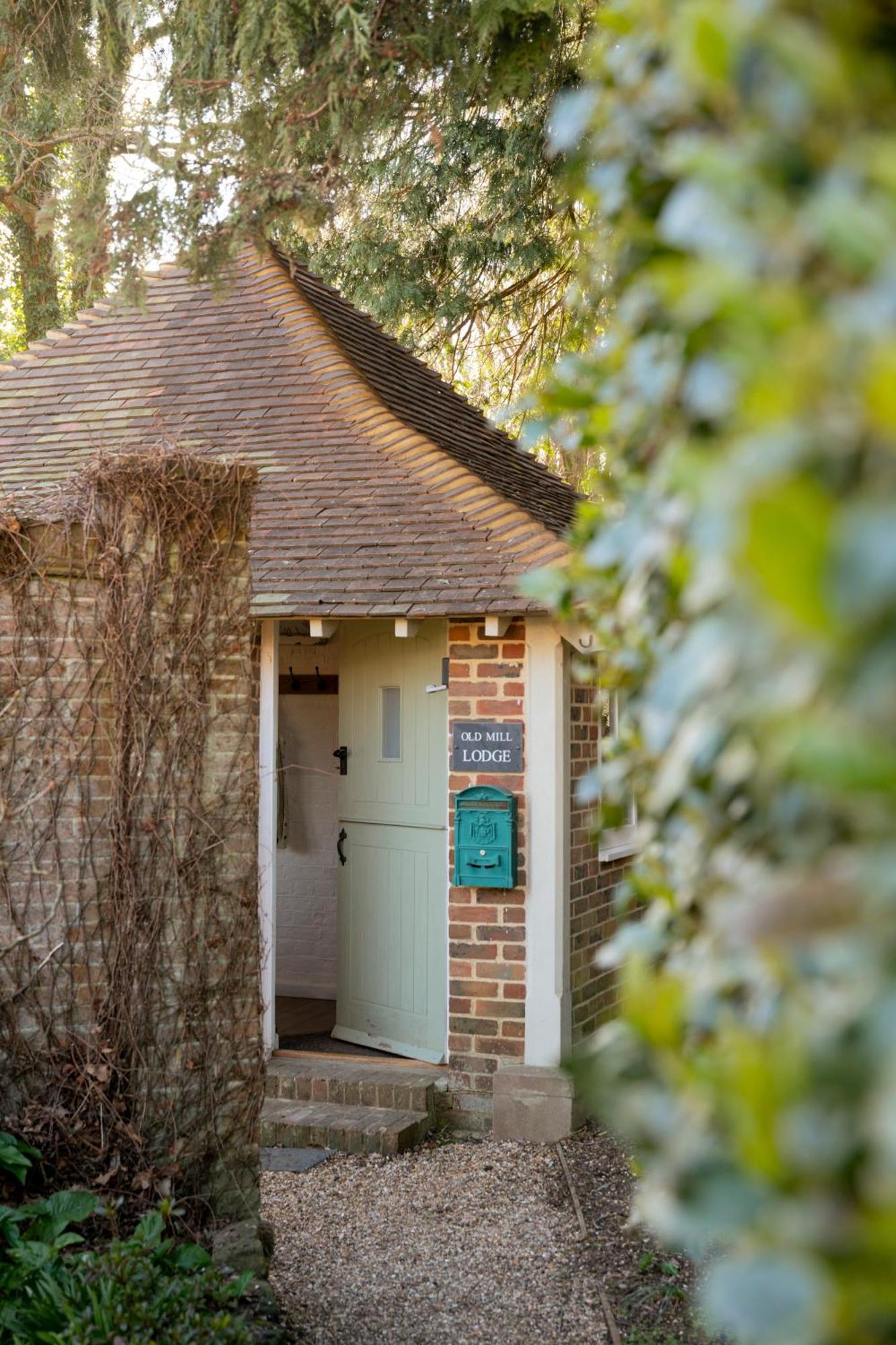 Old Mill Lodge By Huluki Sussex Stays Hurstpierpoint Ngoại thất bức ảnh