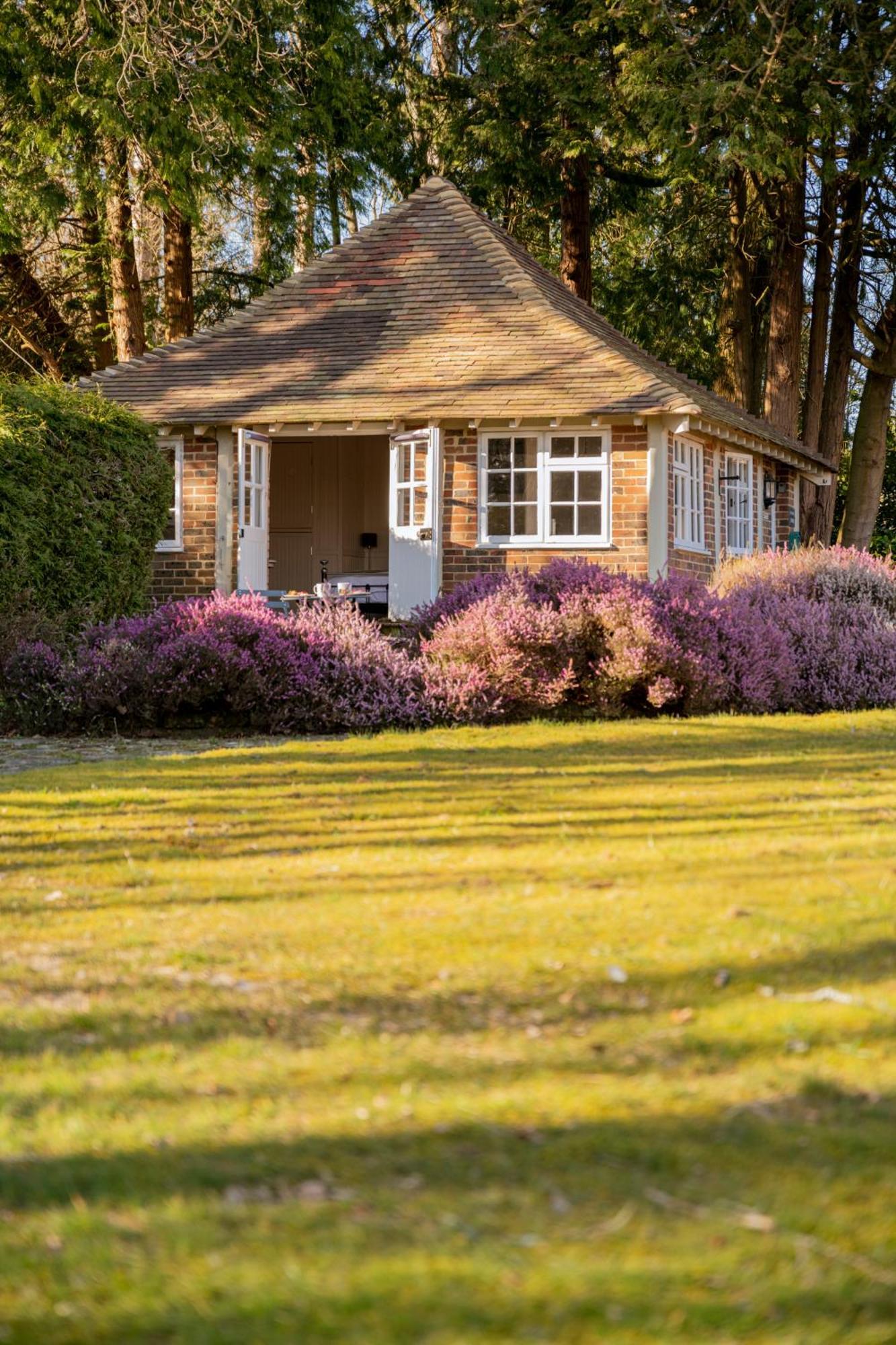 Old Mill Lodge By Huluki Sussex Stays Hurstpierpoint Ngoại thất bức ảnh