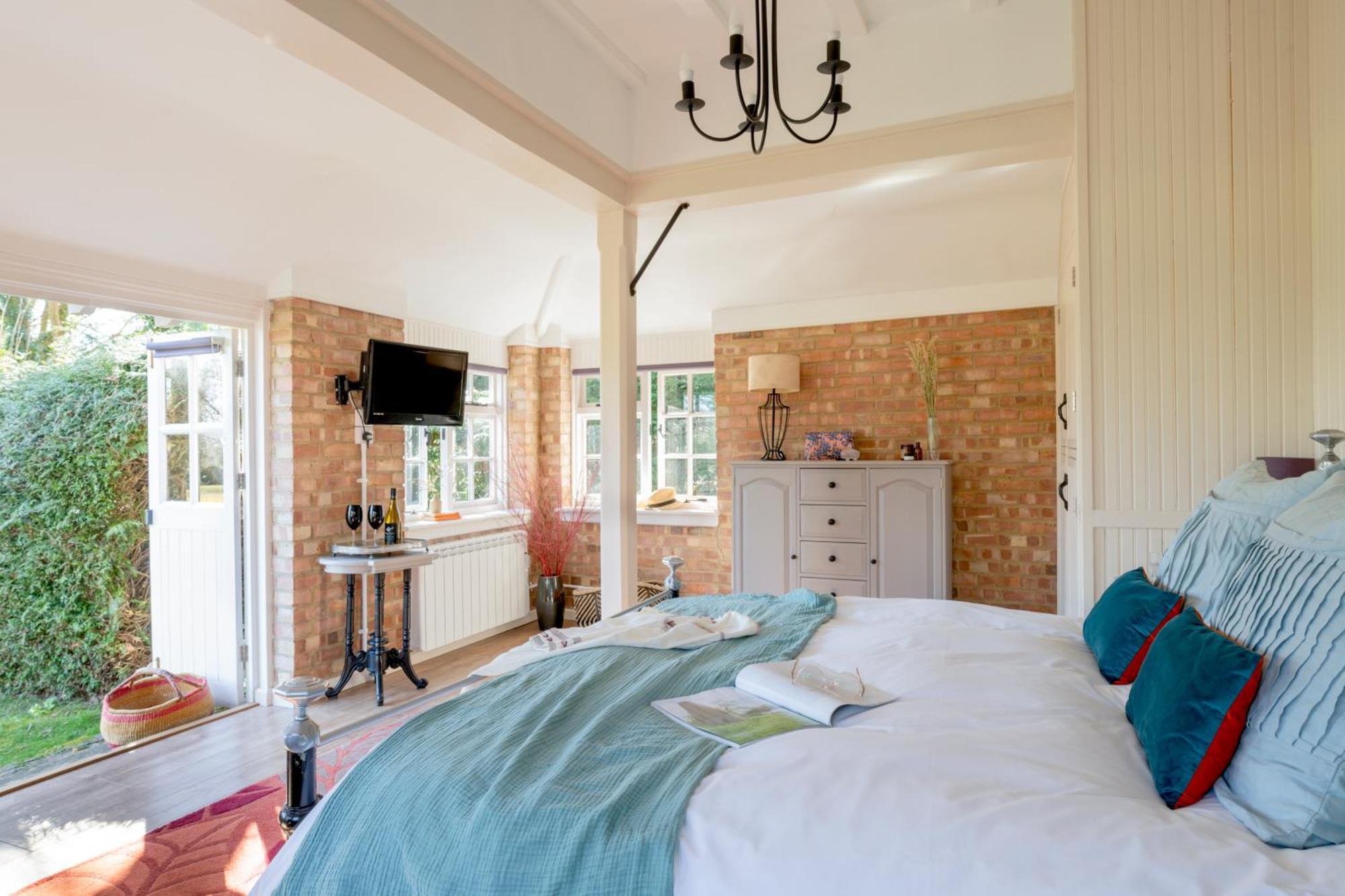 Old Mill Lodge By Huluki Sussex Stays Hurstpierpoint Ngoại thất bức ảnh
