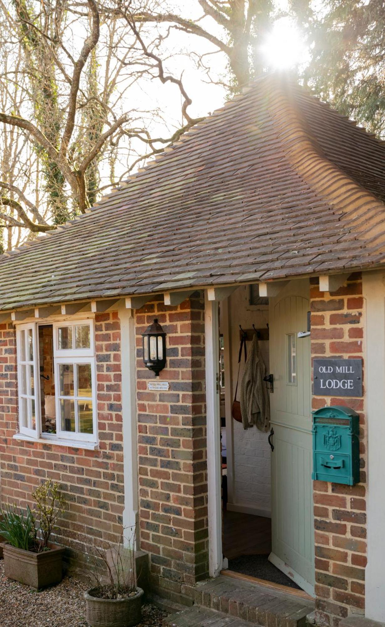 Old Mill Lodge By Huluki Sussex Stays Hurstpierpoint Ngoại thất bức ảnh