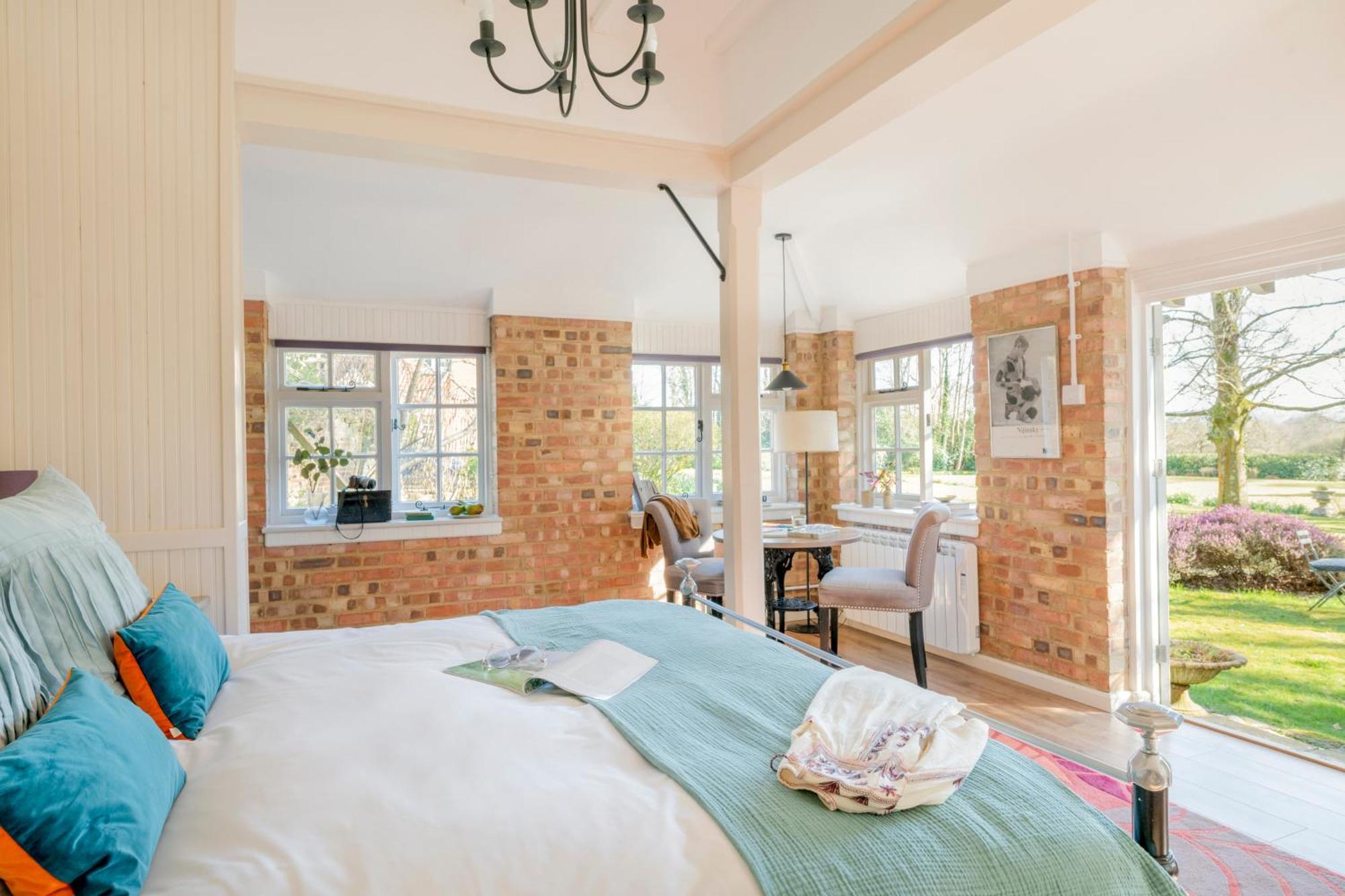 Old Mill Lodge By Huluki Sussex Stays Hurstpierpoint Ngoại thất bức ảnh